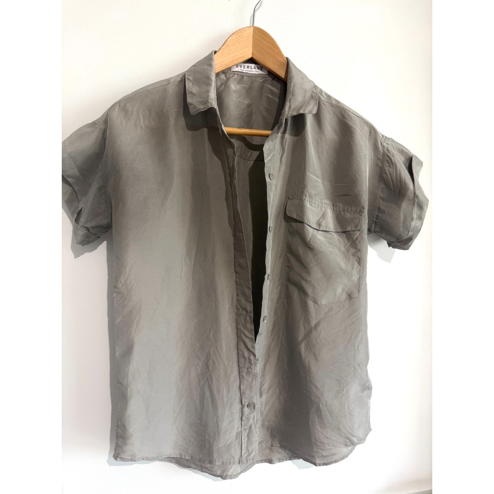 Everlane Short-Sleeve Button-Up Shirt in Olive Gray